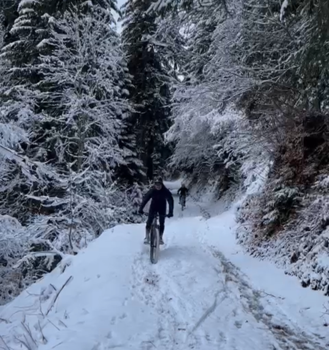 Vélo-neige Sortie VTT électrique en montagne sur la neige l'hiver